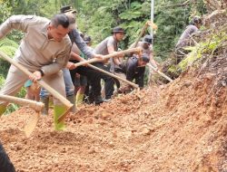 Sigap Tanggap Bencana, Polres Sidrap Buka Akses Jalan Longsor dan Salurkan Bantuan di Desa Leppangeng