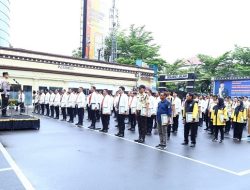 Kapolrestabes Makassar Berikan Penghargaan kepada Personel Berprestasi dan Masyarakat