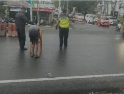 Polisi Hadir untuk Sesama, Personel Lantas Polsek Biringkanaya Bantu Lansia Cacat Menyeberang