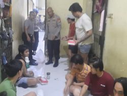 Humanis Jelang Pergantian Tahun, Kapolsek Tamalate Bagikan Nasi Kotak untuk Tahanan