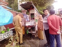 Bhabinkamtibmas Dampingi Kelurahan Tertibkan PKL di Jalan AMD Borong Jambu