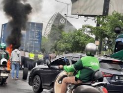 Humanis, Polisi Bersama Warga Dorong Kontainer Mogok di Jalan Alauddin–AP Pettarani