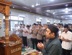Polrestabes Makassar Sholat Ghoib untuk Korban Pesawat ATR 42-500