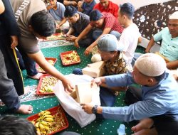 Jumat Berkah, Kapolrestabes Makassar Berbagi Makanan