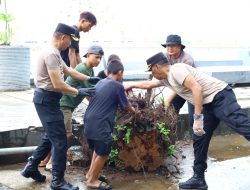 Bersih Bersih Pantai Losari, Polrestabes Makassar Polda Sulsel Gelar Bakti Sosial