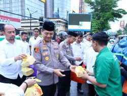 Tebar Kebaikan, Polrestabes Makassar Bagikan Takjil Gratis