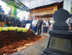 Hadiri Pemakaman, Kapolri: Pesan Eyang Meri Jadi Inspirasi dan Semangat Keluarga Besar Polri