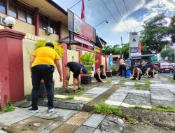Peduli Kebersihan Personil Polsek Bontoala Kerja Bakti Bersihkan Halaman Mako