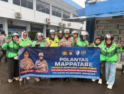 Satlantas Polrestabes Makassar Ikuti Apel Ojol Kamtibmas, Bagikan Helm kepada Pengemudi
