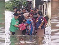 Di Tengah Genangan Sepaha Orang Dewasa, Bhabinkamtibmas, Nakes dan Warga Evakuasi Ibu Hamil yang Hendak Melahirkan