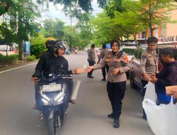 Ramadhan Berkah, Polsek Panakkukang Bagikan Takjil Kepada Pengendara