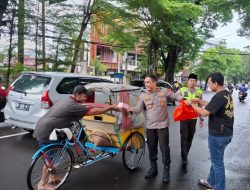 Berbagi Keberkahan Ramadhan, Kapolsek Ujung Pandang dan Personel Bagikan Takjil kepada Pengendara