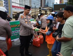 Kapolrestabes Makassar Bagi Bagi Takjil Jelang Berbuka Puasa