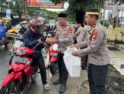 Berkah Ramadan, Kapolsek Rappocini Bagikan Takjil kepada Pengguna Jalan