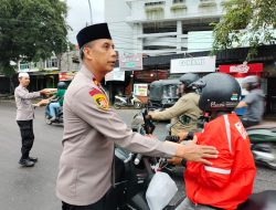 Kebaikan Bulan Ramadhan, Polsek Bontoala  Berbagi Ta’jil Untuk Masyarakat