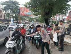 Personel Polsek Rappocini Bagikan 50 Bungkus Takjil kepada Tahanan dan Pengguna Jalan