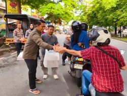 Personel Polsek Panakkukang Bagikan 60 Dos Takjil kepada Tahanan dan Warga Melintas di Depan Polsek
