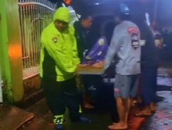 Bhabinkamtibmas Polsek Manggala Evakuasi Warga Sakit di Tengah Banjir