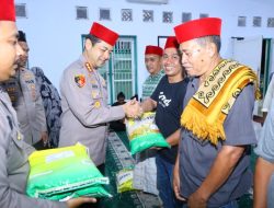Safari Ramadhan, Kapolrestabes Makassar Serahkan Bansos dan Resmikan Tempat Wudhu