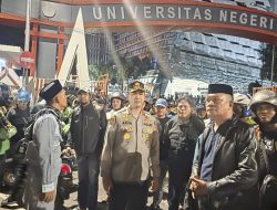 Kapolrestabes Makassar Turun Langsung Amankan Bentrok Ojol dan Massa Aksi di Kampus UNM
