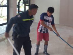 Bhabinkamtibmas Katimbang Bersama Warga Gotong Royong Bersihkan Masjid Pasca Banjir