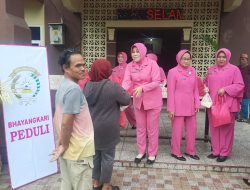 Wujud Kepedulian di Bulan Ramadan, Bhayangkari Ranting Polsek Tamalate Bagikan Paket Sembako kepada Warga