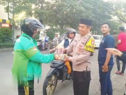 Bhabinkamtibmas Kassi-Kassi Bersama Ketua RW dan RT Berbagi Takjil di Jl. Hertasning