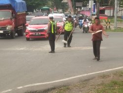 Nyaris Picu Kecelakaan, Tumpahan Semen di Perintis Kemerdekaan Dibersihkan Polisi dan Warga