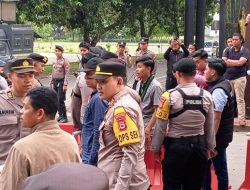 Personil Gabungan Polsek Biringkanaya dan Polda Sulsel Kawal Aksi Unjuk Rasa di depan Mapolda Sulsel