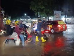 Hujan Guyur Makassar, Arus Lalu Lintas Tersendat Akibat Genangan Air, Bhabinkamtibmas Polsek Rappocini Turun Memperlancar Arus