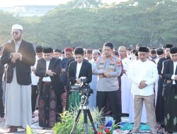 Kapolrestabes Makassar Sholat Idul Adha Bersama Ribuan Warga di Lapangan Karebosi