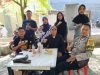 Bhabinkamtibmas Kelurahan Laikang Bersama LPM dan Linmas Pantau Penyaluran Bantuan Sembako bagi Warga Kurang Mampu