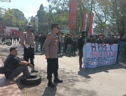 Personel Polsek Biringkanaya Bersama Personel Polda Sulsel Kawal Aksi Unjuk Rasa di Depan Mapolda Sulsel