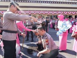 Tradisi Siraman Air Kembang Warnai Kenaikan Pangkat 149 Personel Polrestabes Makassar