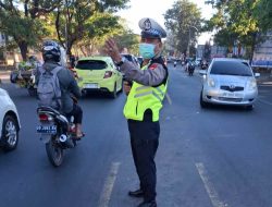 Polsek Rappocini Intensifkan Pengaturan Lalu Lintas di Jam Sibuk Pagi