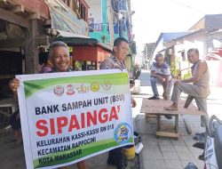 Bhabinkamtibmas Polsek Rappocini Bersama Warga Pasang Spanduk Bank Sampah “Sipainga” di Kelurahan Kassi-Kassi
