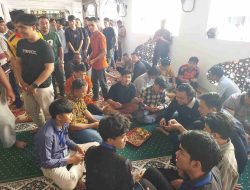 Polrestabes Makassar Gelar Program Jumat Berkah, Bagikan Nasi Kotak kepada Jemaah Masjid Al Ikhlas