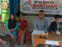 Peduli Korban Kebakaran, Bhabinkamtibmas Baraya Pantau Posko Bantuan