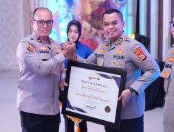 Wakapolda Sulsel Serahkan Piagam WBBM ke Biro SDM Pada Acara Rakor Rengar Polda Sulsel Tahun 2026
