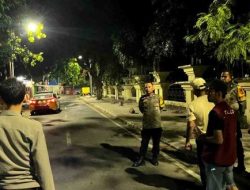 Patroli Malam Polsek Tallo, Polisi Sambangi Warga dan Sampaikan Pesan Kamtibmas