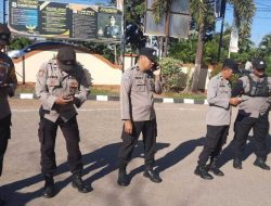 Cegah Pelanggaran, Kanit Propam Polsek Tamalate Sidak HP Personel Cek Aplikasi Judol dan Pinjol