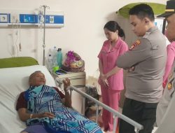Kapolsek Biringkanaya bersama Ketua Ranting Bhayangkari Besuk Bhabinkamtibmas yang Sakit
