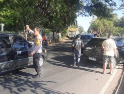 Mobil Tabrak Trotoar, Personel Polsek Tamalate Sigap Urai Kemacetan di Jalan Metro Tanjung Bunga