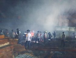 Kebakaran Hanguskan Tempat Pengolahan Kayu di Manggala Makassar