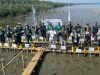 Tekan Abrasi dan Jaga Ekosistem Laut, Bhabinkamtibmas Untia Dukung Gerakan Tanam Mangrove