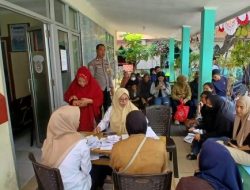 Pantau Pembagian Beras Bulog, Bhabinkamtibmas Mangasa Pastikan Penyaluran Berjalan Aman dan Tertib