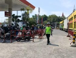 Antrean BBM Memanjang, Kapolsek Tamalanrea Turun Cek Pengamanan Personil di SPBU