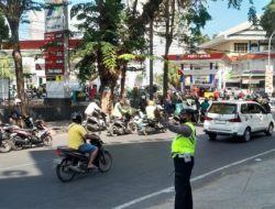 Antrean Panjang Kendaraan, Unit Lantas Polsek Ujung Pandang Mengatur Arus Lalu Lintas di Depan SPBU