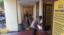 Jumat Bersih, Kapolsek Ujung Pandang Turun Langsung Bersama Personil