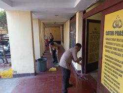 Jumat Bersih, Kapolsek Ujung Pandang Turun Langsung Bersama Personil